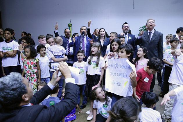 Famílias levaram crianças ao lançamento da frente parlamentar a favor do homeschooling. Foto: Cleia Viana/ Câmara dos Deputados
