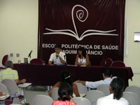 O professor Marcos Dantas, ao lado da vice-diretora Marise Ramos, fala para o público formado por alunos e profissionais da EPSJV