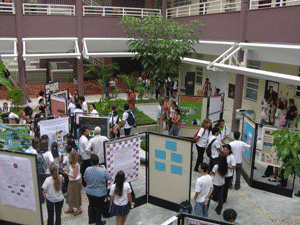 Pesquisadores, alunos do Provoc e da EPSJV durante a sessão de painéis no pátio da Escola