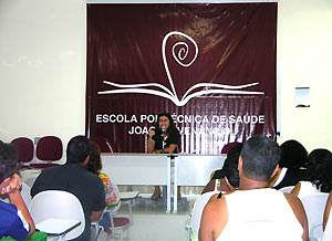A vice-diretora de Pesquisa e Desenvolvimento Tecnológico da EPSJV, Isabel Brasil, ministrou a aula, que reuniu 32 formandos