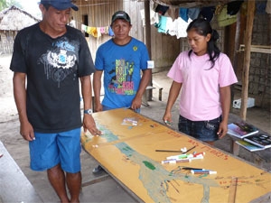Agentes indígenas de saúde têm aula sobre território no Amazonas