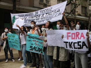 Março de 2011 – Em protesto, moradores de redondezas da siderúrgica TKCSA denunciam problemas de saúde