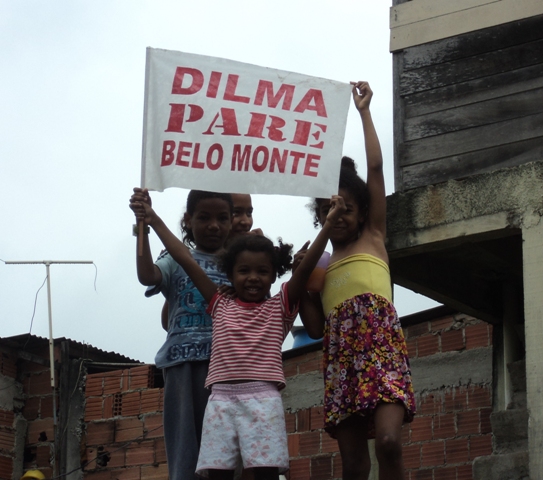 Crianças da comunidade ganharam bandeira do movimento contra Belo Monte -Raquel Júnia - EPSJV/Fiocruz