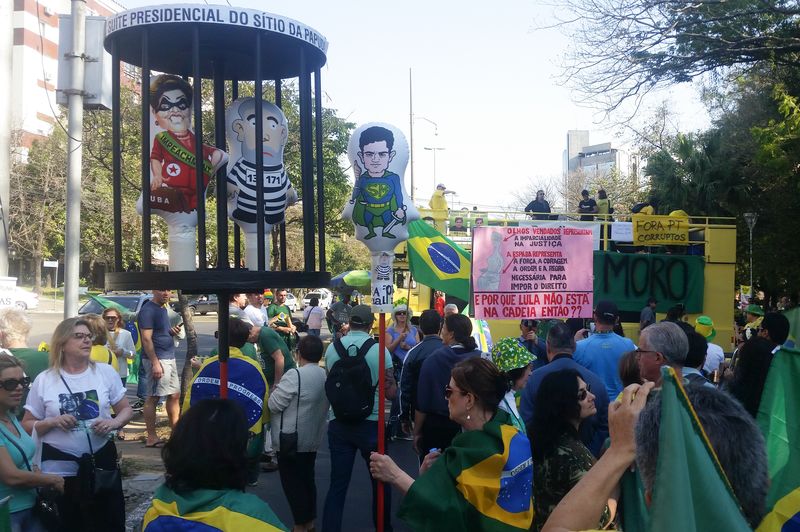 Manifestação pró-impeachment em Porto Alegre. Foto: Daniel Isaia / Agência Brasil