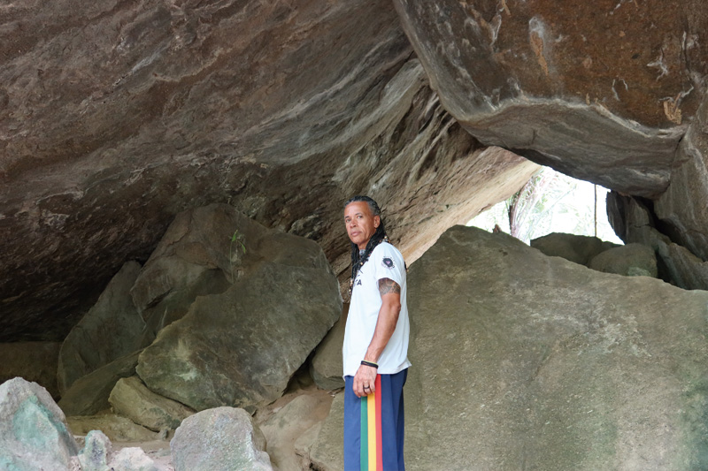 Adilson Almeira, líder do Quilombo do Camorim, na entrada de uma gruta do quilombo Larissa Guedes