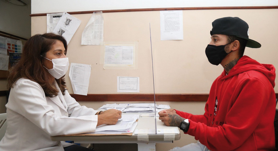 Profissional do Amig/Iede atende paciente do ambulatório