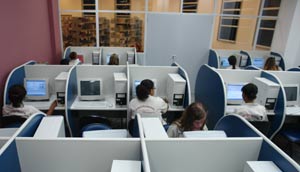 A Biblioteca dispõe de 23 computadores para acesso a Internet