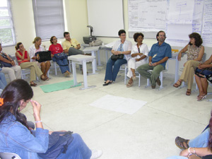 Profissionais e professores da oficina durante o encerramento
