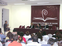 O professor Cláudio Gomes traz questões à mesa composta por Miriam Limoeiro e Roberto Romano e mediada por Isabel Brasil 