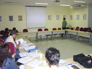 Diego Vargas apresenta sua pesquisa para professores e membros da banca examinadora