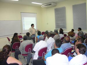 O pesquisador da EPSJV Marco Aurélio Soares expõe o tema violência para alunos do Peja