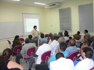 O pesquisador da EPSJV Marco Aurélio Soares expõe o tema violência para alunos do Peja 