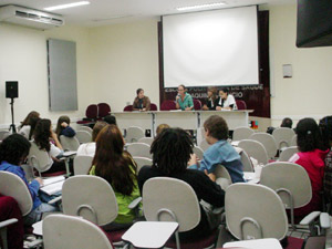 Estudantes assistem à discussão 