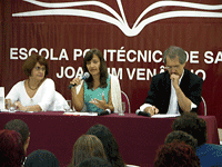 Entre os professores doutores da Uerj, Vera Correa e Gaudêncio Frigotto, a vice-diretora de Ensino e Informação da EPSJV, Marise Ramos, fala para o público sobre