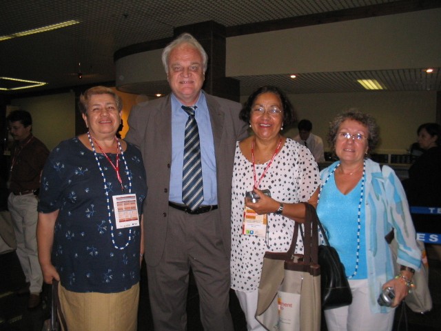 O presidente da Fiocruz, Paulo Buss, entre as professoras-pesquisadoras da EPSJV, Nair Navarro, Claudete Fonseca e Denise Gomes, no 9º Congresso Mundial de Informação em Saúde e Bibliotecas